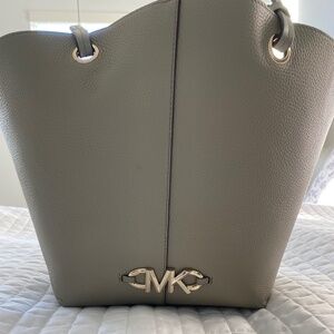 Michael Kors Izzy tote